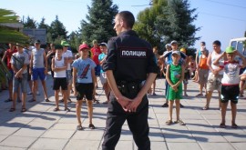На территории Алтайского края сотрудники правоохранительных органов и члены общественного совета организовали проведение мероприятия «Зарядка в компании стража порядка»