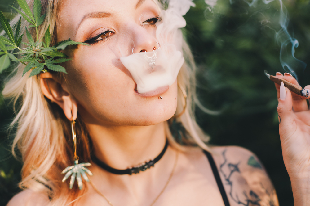 женщины курящие коноплю