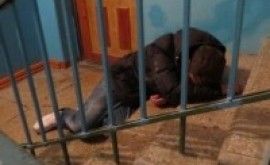 В Череповце сотрудниками правоохранительных органов в подъезде дома был обнаружен обкуренный наркоман